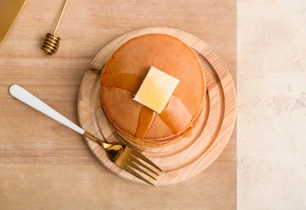 Pancake Lezat Dengan Mentega Dan Madu Atas Meja — Stok Foto