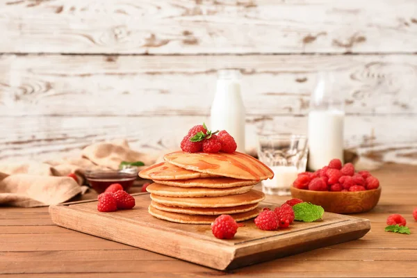 Pancake Manis Dengan Buah Berry Atas Meja — Stok Foto