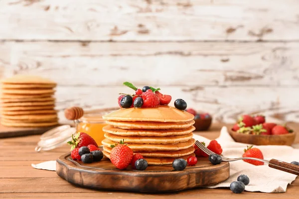 Süße Pfannkuchen Mit Beeren Auf Dem Tisch — Stockfoto