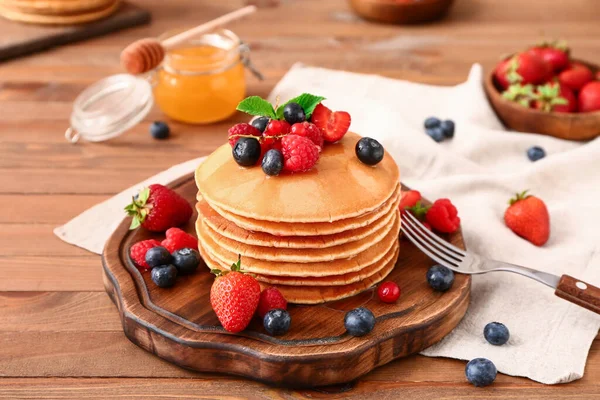 Pancake Manis Dengan Buah Berry Atas Meja — Stok Foto