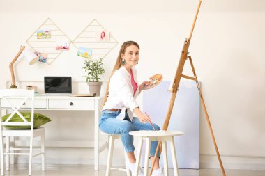 Evdeki güzel kadın ressam.