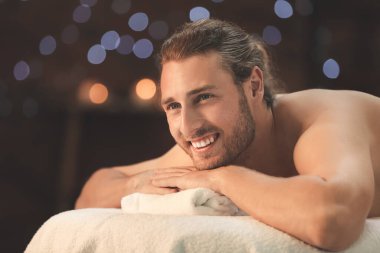 yakışıklı genç adam rahatlatıcı spa salonda