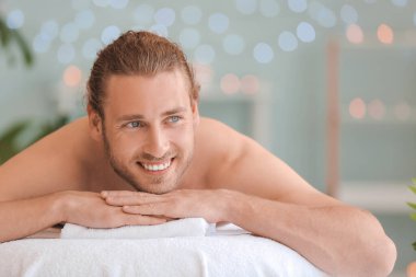 yakışıklı genç adam rahatlatıcı spa salonda