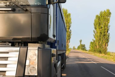 Büyük, modern bir kamyon yolda