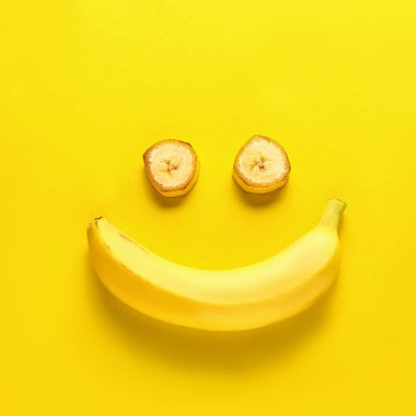 Arka planda muzdan yapılmış komik bir yüz.