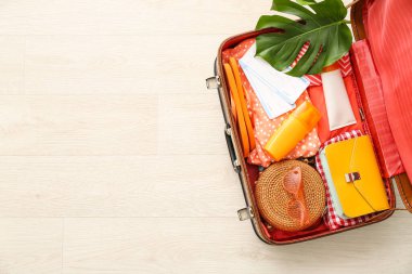 Arka planda bavul hazırlanmış. Seyahat kavramı