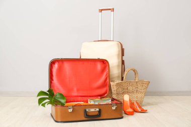 Bagajlar ışık duvarının yanında. Seyahat kavramı