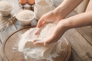 Masada pirinç unu olan kadın.