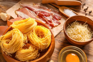 Lezzetli makarna için malzemeler masada.