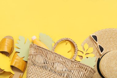 Renk arkaplanında plaj aksesuarları olan kompozisyon