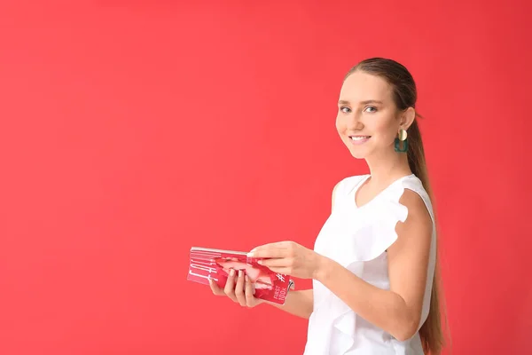 Mooie Jonge Vrouw Met Mode Tijdschrift Kleur Achtergrond — Stockfoto