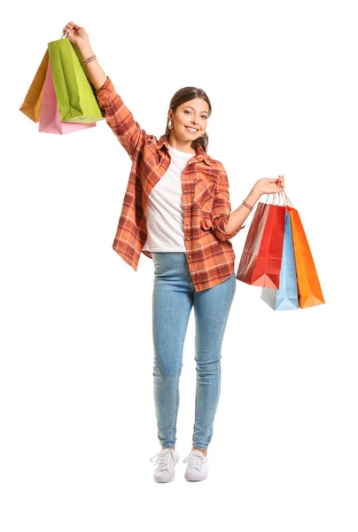 白い背景にショッピングバッグを持つ美しい若い女性 — ストック写真