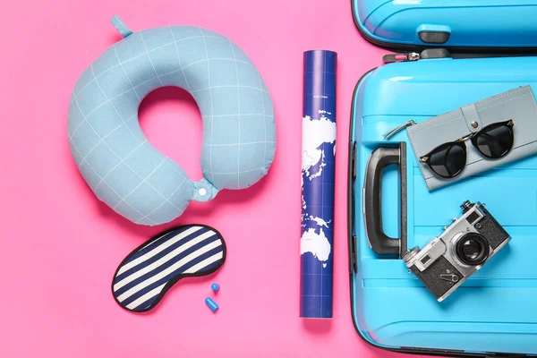 Valigia Con Accessori Viaggio Sfondo Colori — Foto Stock