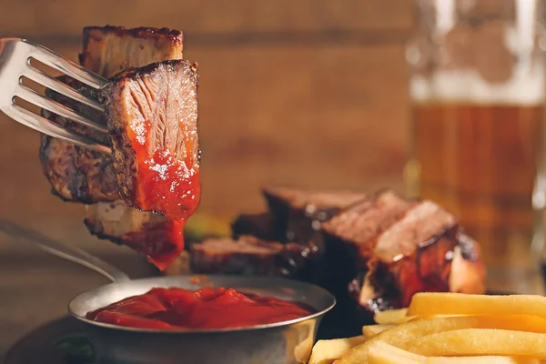 Essen Von Schmackhaften Rindfleisch Short Ribs Mit Sauce Und Pommes — Stockfoto