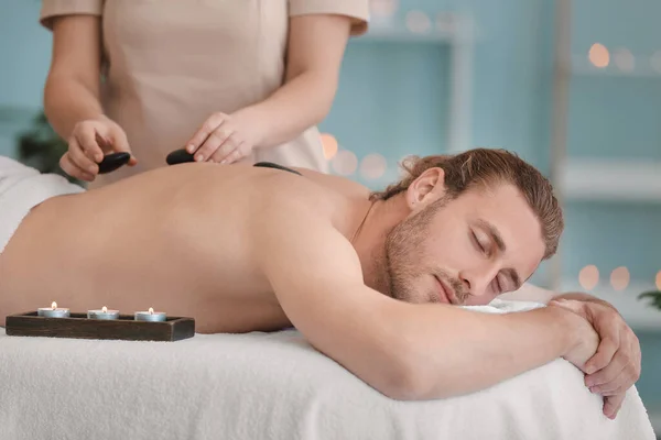 Stilig Ung Man Som Får Massage Spa Salon — Stockfoto