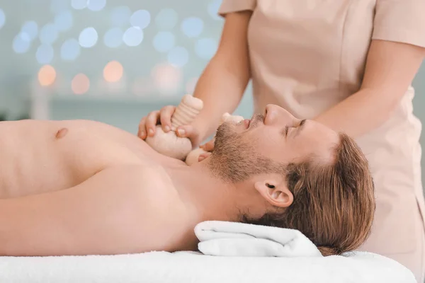 Knappe Jonge Man Ontvangen Massage Spa Salon — Stockfoto