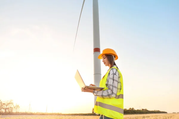 Female Engineer Windmill Farm Electric Power Production — Stock Photo, Image