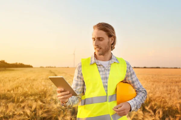 Male Engineer Windmill Farm Electric Power Production — Stock Photo, Image