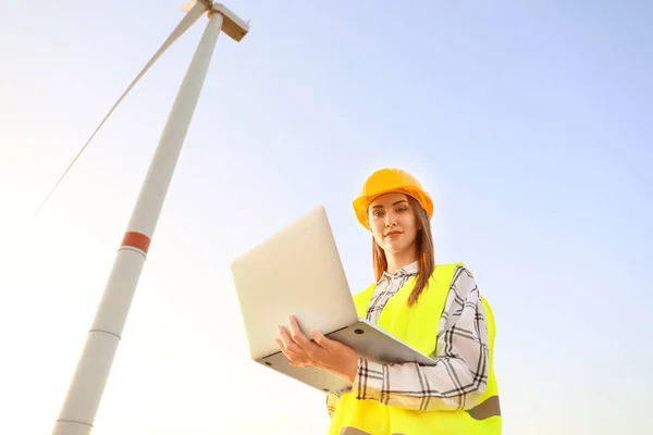 Female Engineer Windmill Farm Electric Power Production — Stock Photo, Image