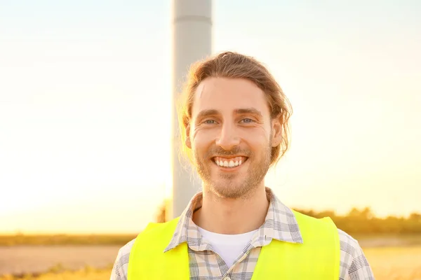 Engenheiro Masculino Fazenda Moinhos Vento Para Produção Energia Elétrica — Fotografia de Stock