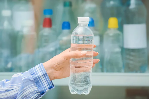 Vesz Üveg Vizet Hűtőszekrényből Boltban — Stock Fotó