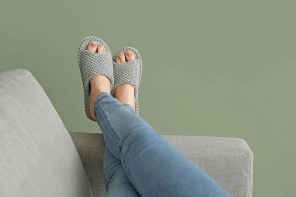 Vrouw Zachte Slippers Liggend Bank Thuis — Stockfoto