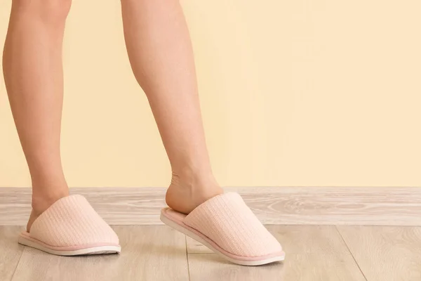 Vrouw Zachte Slippers Buurt Van Kleur Muur — Stockfoto