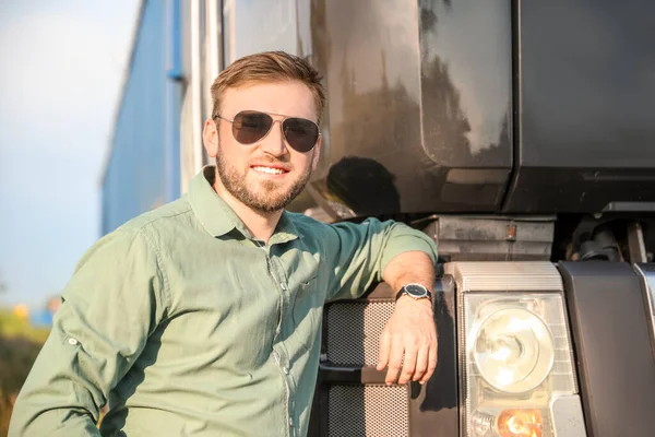 屋外の大型トラックの近くの男性ドライバー — ストック写真