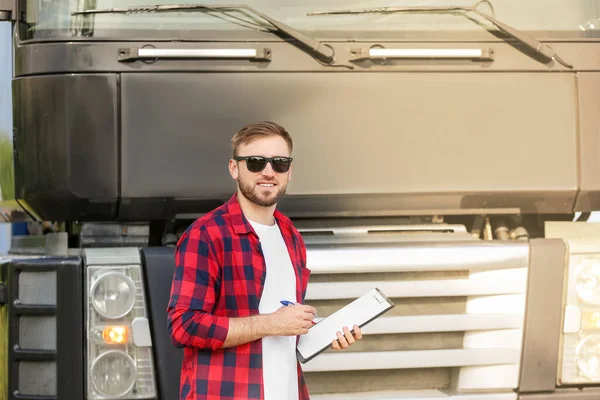 Conductor Masculino Cerca Camión Grande Aire Libre — Foto de Stock