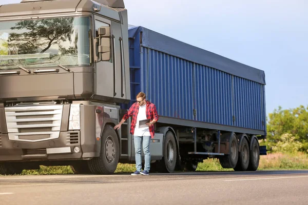 Male Driver Big Truck Outdoors — Stock Photo, Image