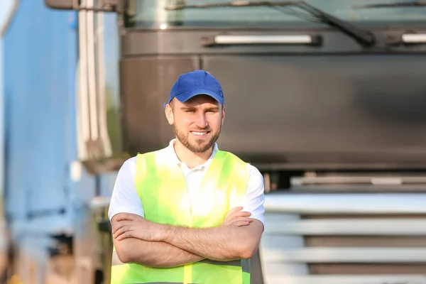 Conductor Masculino Cerca Camión Grande Aire Libre — Foto de Stock