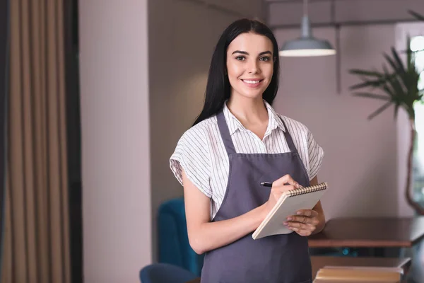 Garçonete Jovem Com Caderno Restaurante — Fotografia de Stock