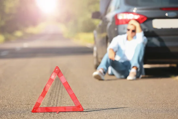 Знак Аварійної Зупинки Людина Біля Розбитого Автомобіля Дорозі — стокове фото