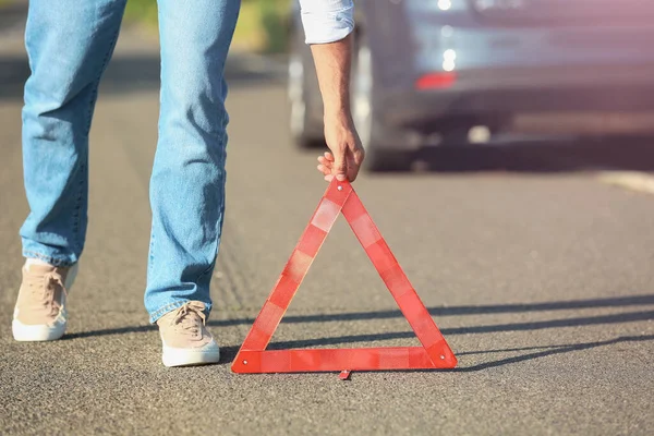 Joven Con Señal Parada Emergencia Cerca Coche Roto Carretera — Foto de Stock