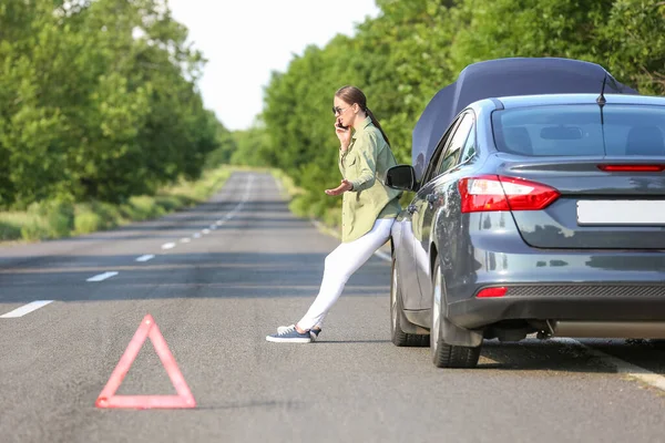 Woman Calling Her Insurance Broken Car Road — Stock Photo, Image