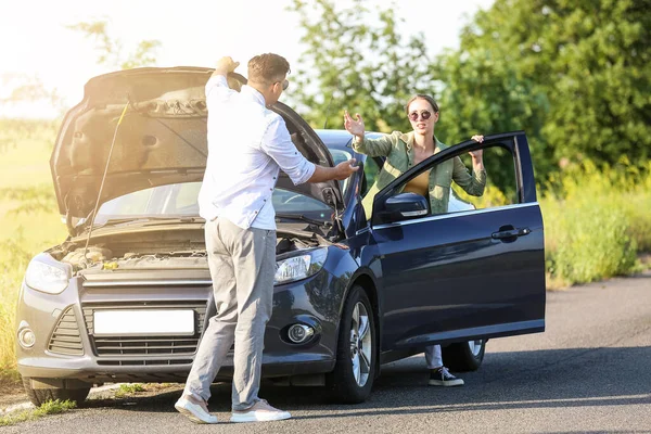 Pareja Joven Peleando Cerca Coche Roto Carretera — Foto de Stock