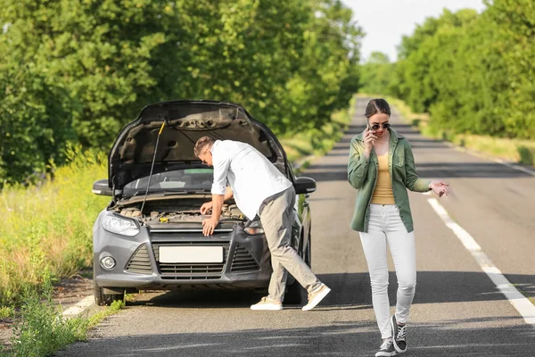Young Couple Broken Car Road — Stock Photo, Image