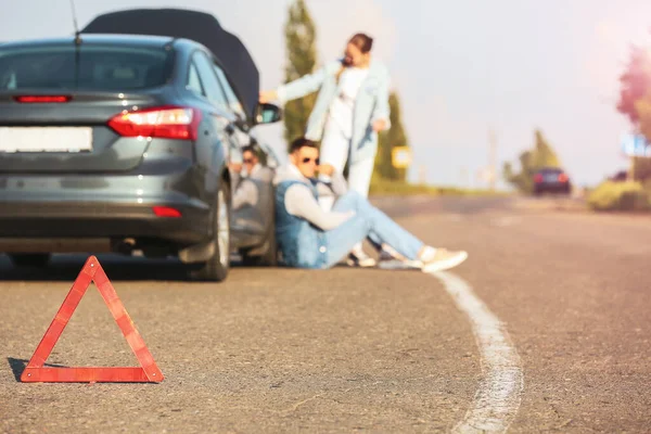 Señal Parada Emergencia Pareja Cerca Coche Roto Carretera — Foto de Stock