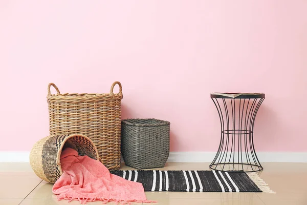 Wicker Baskets Plaid Table Room — Stock Photo, Image