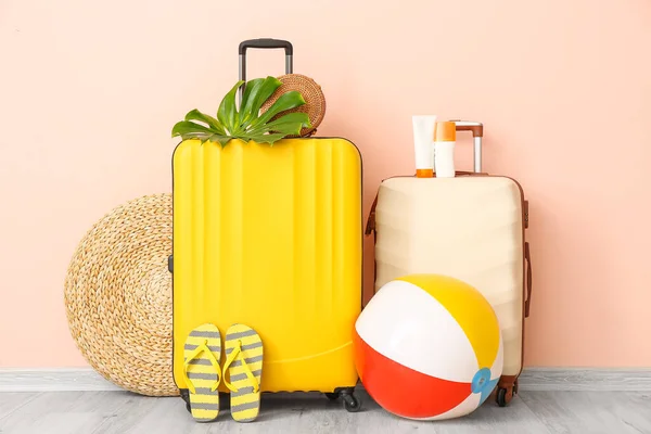 Renkli Duvarın Yanında Bavul Var Seyahat Kavramı — Stok fotoğraf