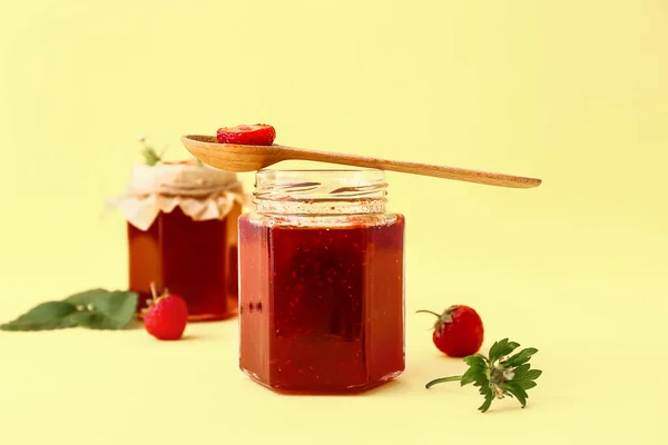 Jar Tasty Strawberry Jam Color Background — Stock Photo, Image