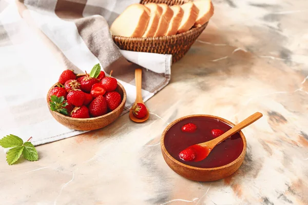 Leckere Erdbeermarmelade Und Brot Auf Farbigem Hintergrund — Stockfoto