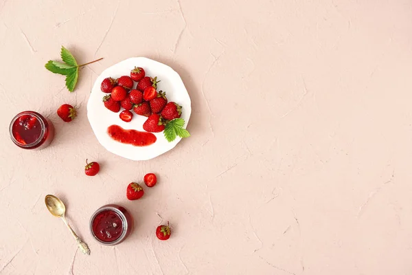 Gläser Mit Leckerer Erdbeermarmelade Auf Farbigem Hintergrund — Stockfoto