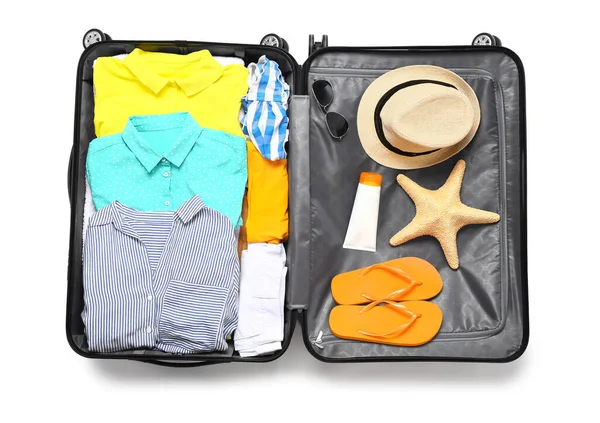 Gepackter Koffer Mit Strandaccessoires Auf Weißem Hintergrund Reisekonzept — Stockfoto