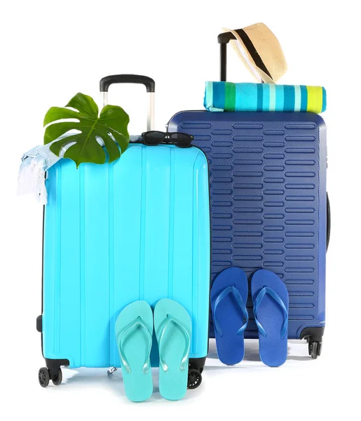 Gepackte Koffer Mit Strandaccessoires Auf Weißem Hintergrund Reisekonzept — Stockfoto