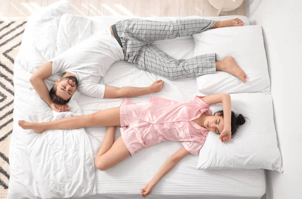 Tineri Cuplu Dormind Pat Vedere Sus — Fotografie, imagine de stoc