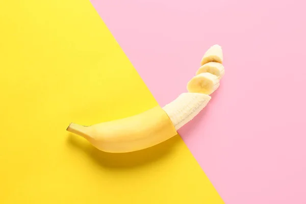 Maturo Taglio Banana Sfondo Colore — Foto Stock