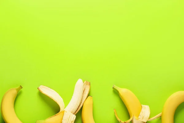 Plátanos Maduros Sobre Fondo Color — Foto de Stock