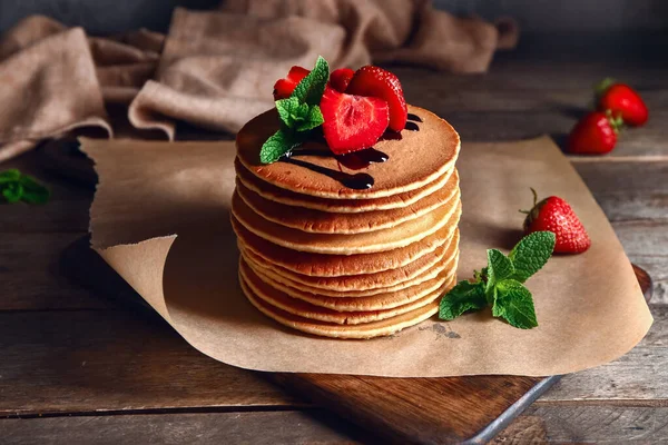 Panquecas Doces Com Bagas Mesa — Fotografia de Stock