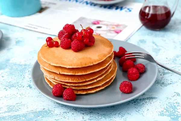 Panquecas Doces Com Bagas Fundo Cor — Fotografia de Stock